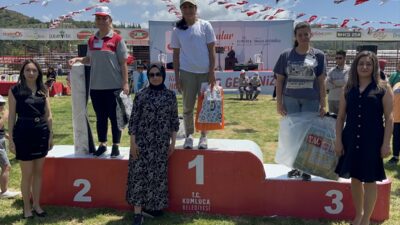 - Kadınlar domates yeme, kasa taşıma ve halat çekme yarışmalarında