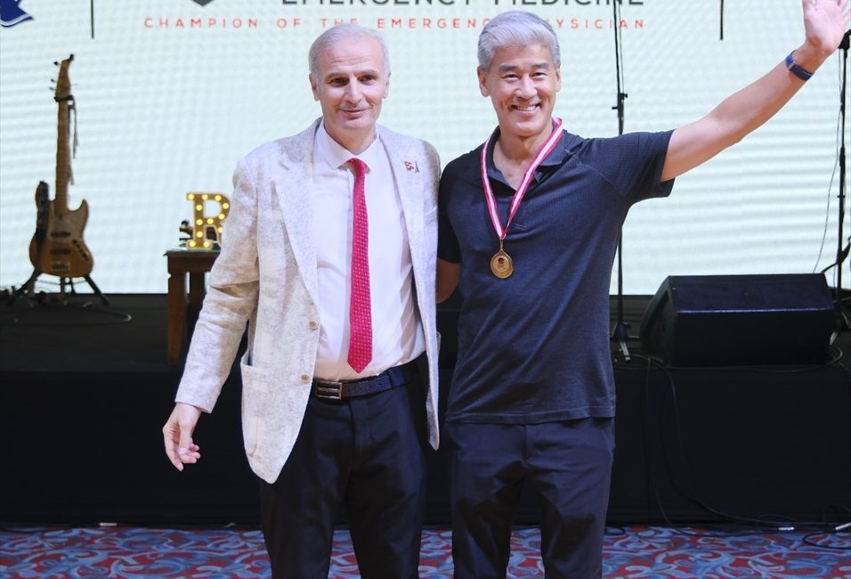 ANTALYA (AA) – Acil Tıp Uzmanları Derneği’nin (ATUDER) 8. Altın