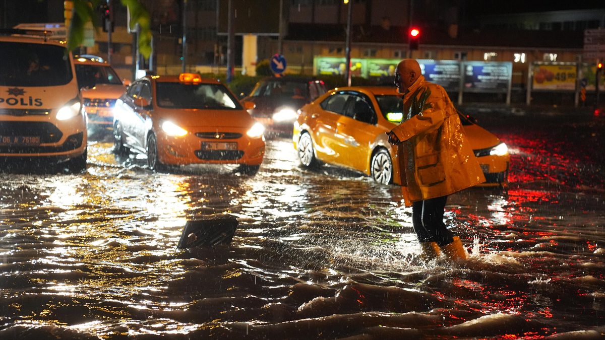 Şiddetli yağış nedeniyle bazı cadde ve sokaklarda su birikintileri oluştu,