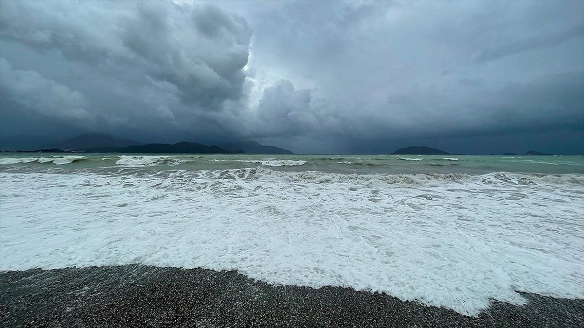 Batı Akdeniz'de fırtına uyarısında bulunuldu.