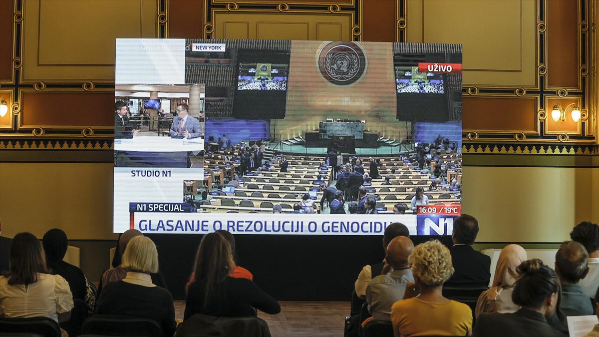 SARAYBOSNA (AA) – Başkent Saraybosna’daki Vijecnica Kütüphanesi’nde toplanan bir grup