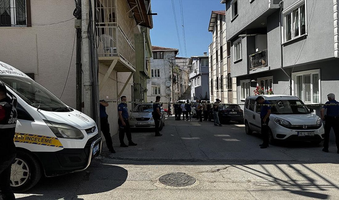 Bursa'nın Nilüfer ilçesinde bir evde, 3 kardeşin cansız bedeni bulundu.