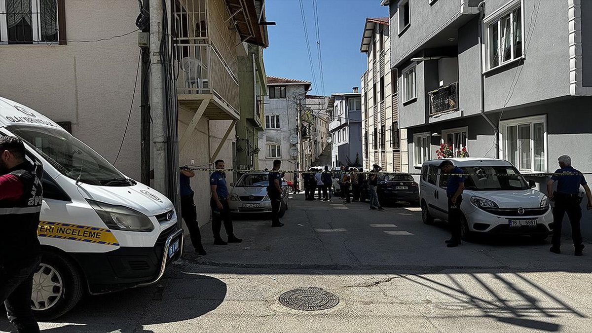 Bursa'nın Nilüfer ilçesinde bir evde, 3 kardeşin cansız bedeni bulundu.