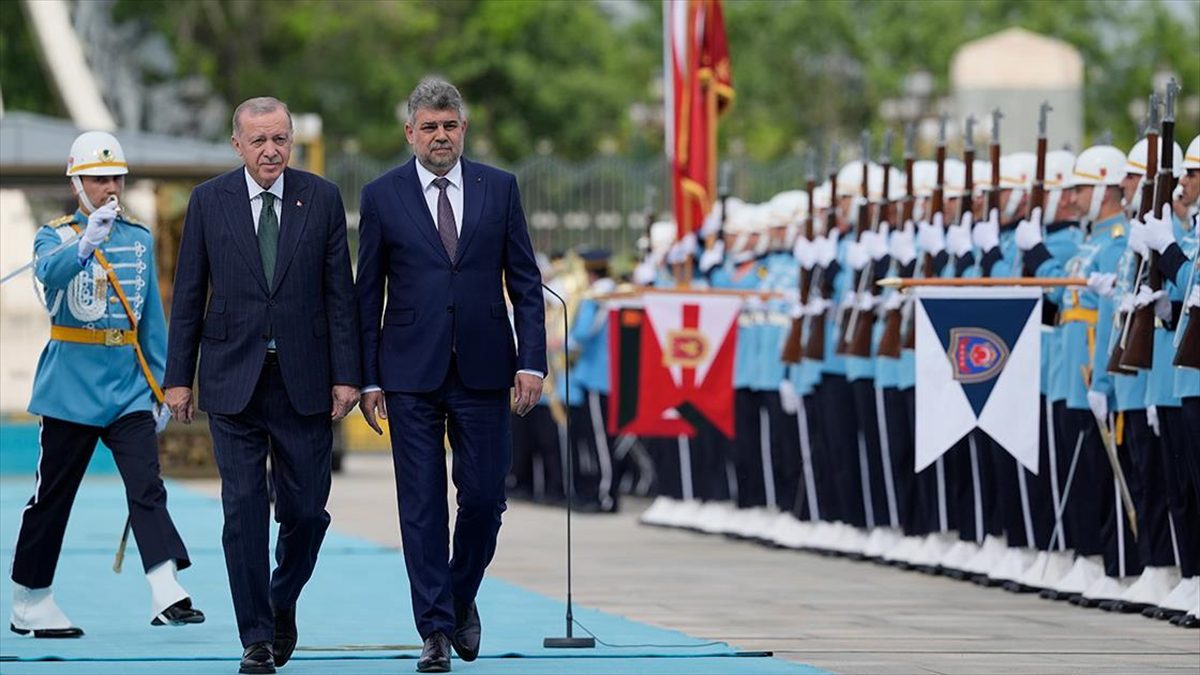 Cumhurbaşkanı Recep Tayyip Erdoğan, Romanya Başbakanı Marcel Ciolacu'yu resmi törenle