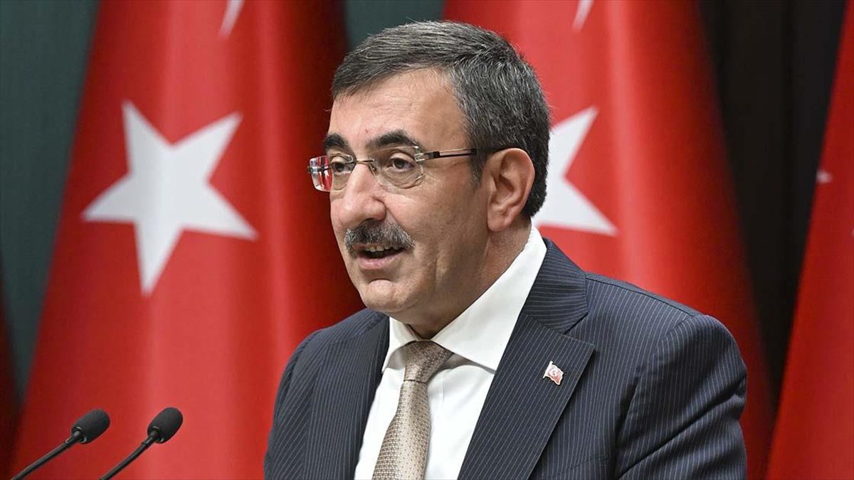 Cumhurbaşkanı Yardımcısı Yılmaz, "Enflasyonla mücadele topyekun mücadeledir. Kamusuyla, özel sektörüyle,
