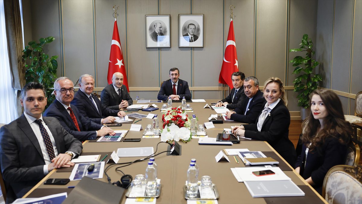 ANKARA (AA) – Cumhurbaşkanı Yardımcısı Cevdet Yılmaz, Cumhurbaşkanlığı Külliyesi’ndeki görüşmeye