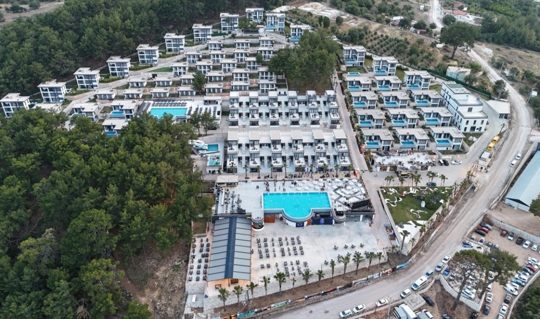 ANTALYA (AA) – Antalya'nın Kumluca ilçesindeki Olimpos turizm merkezinde yapımı
