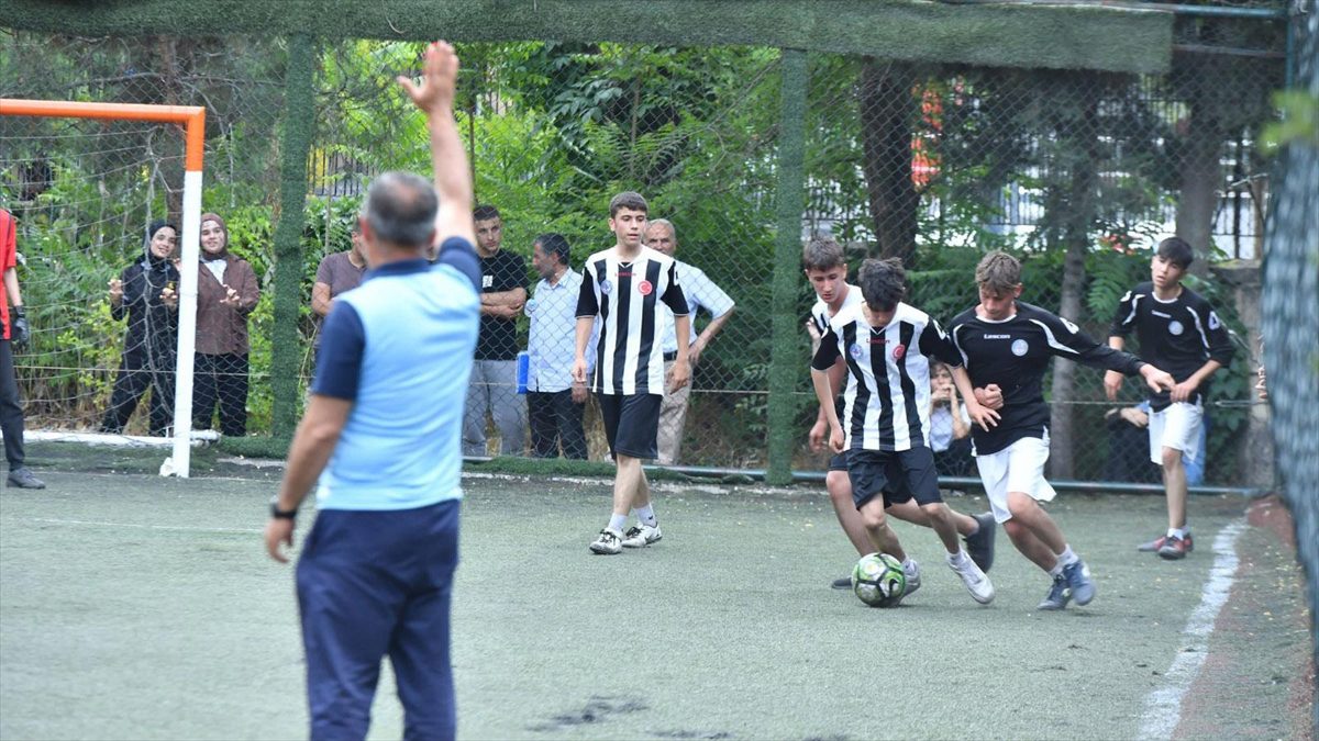 GAZIANTEP (AA) – Gaziantep Lisesi’nde eğitim gören öğrenciler, depremlerde hayatını