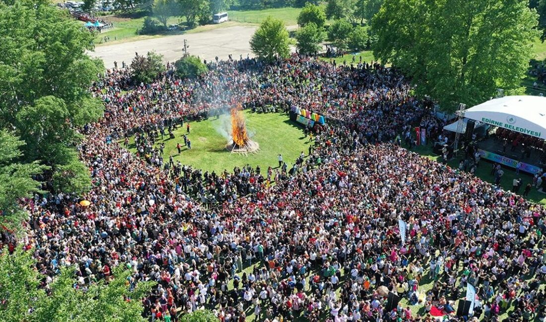 Dünyanın en neşeli şenliklerinden “Kakava” Edirne’ye binlerce turist çekti