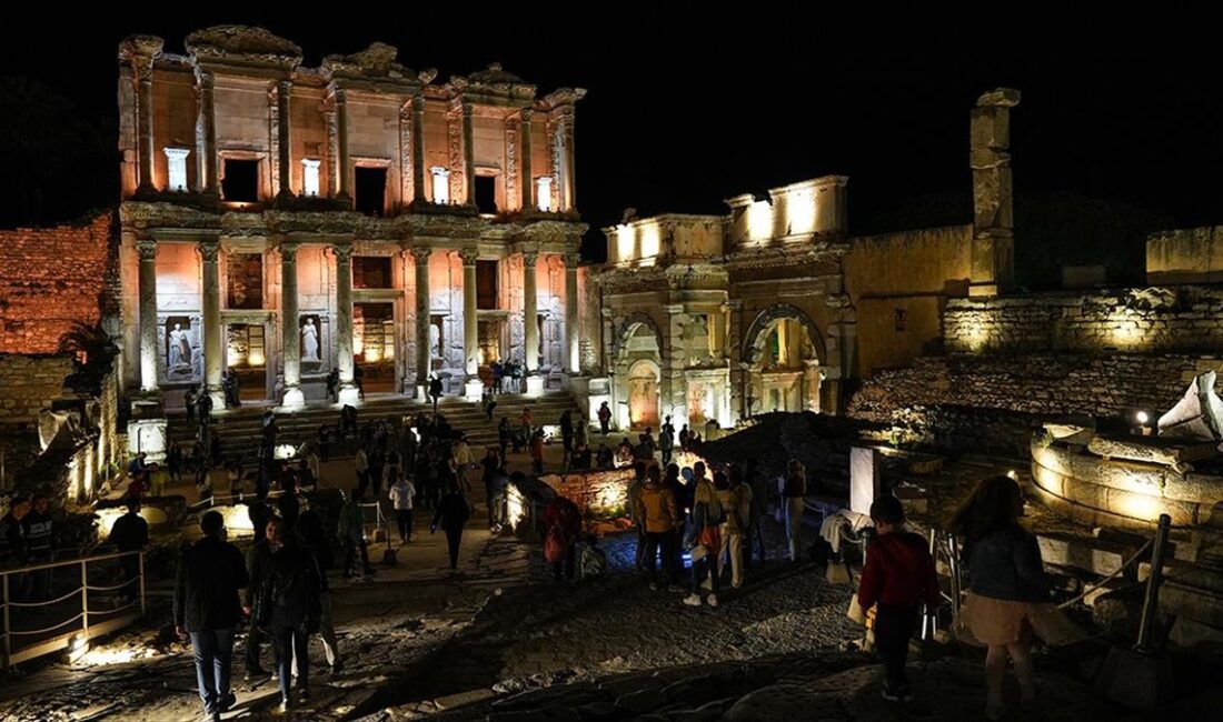 İzmir'in Selçuk ilçesindeki Efes Antik Kenti'nde hayata geçirilen "gece müzeciliği"