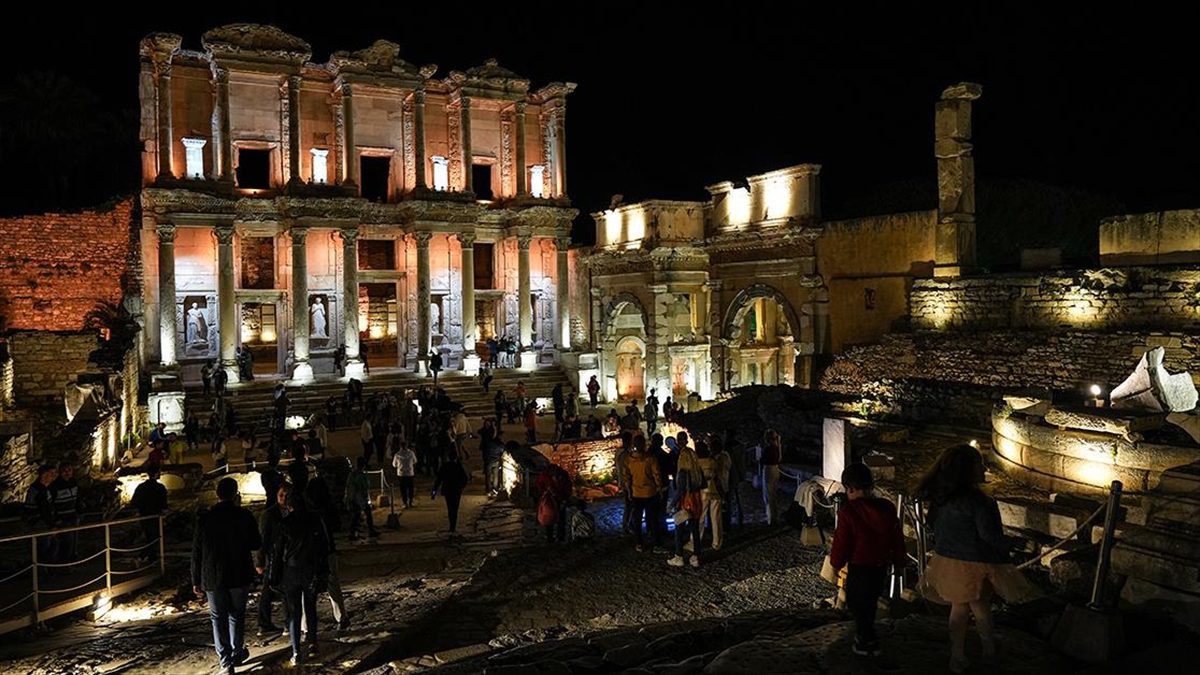 İzmir'in Selçuk ilçesindeki Efes Antik Kenti'nde hayata geçirilen "gece müzeciliği"