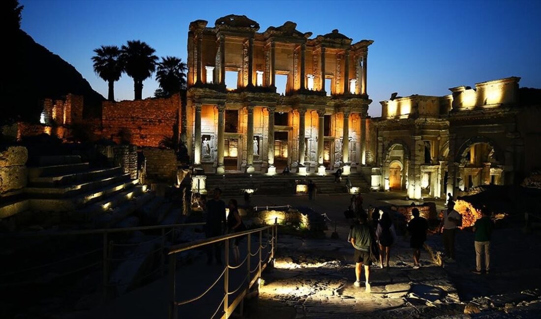 UNESCO Dünya Miras Listesi'nde yer alan Efes Antik Kenti, gece
