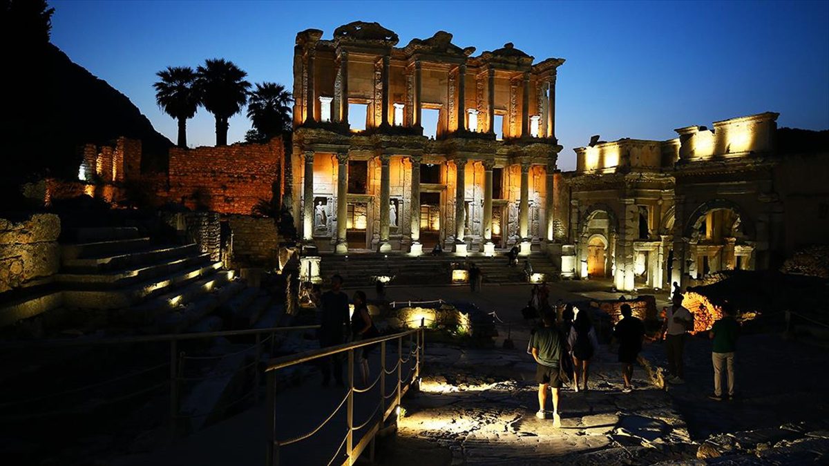 UNESCO Dünya Miras Listesi'nde yer alan Efes Antik Kenti, gece