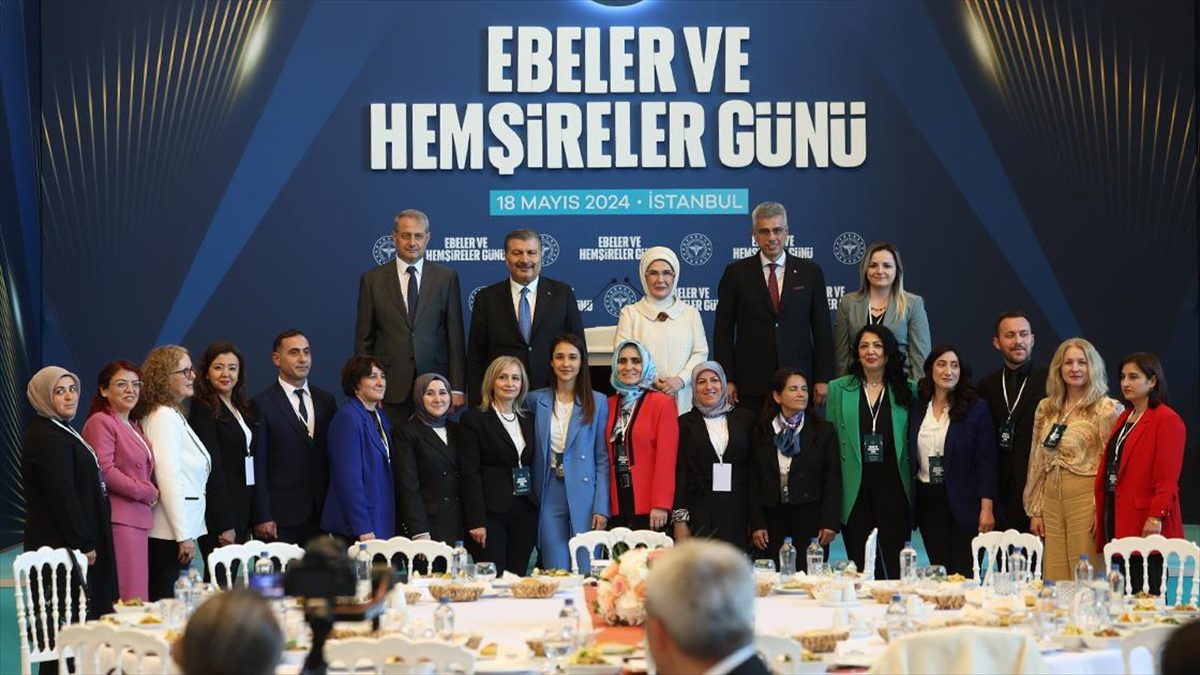 Emine Erdoğan, Başakşehir Çam ve Sakura Şehir Hastanesi'nde hemşire ve ebelerle bir araya geldi