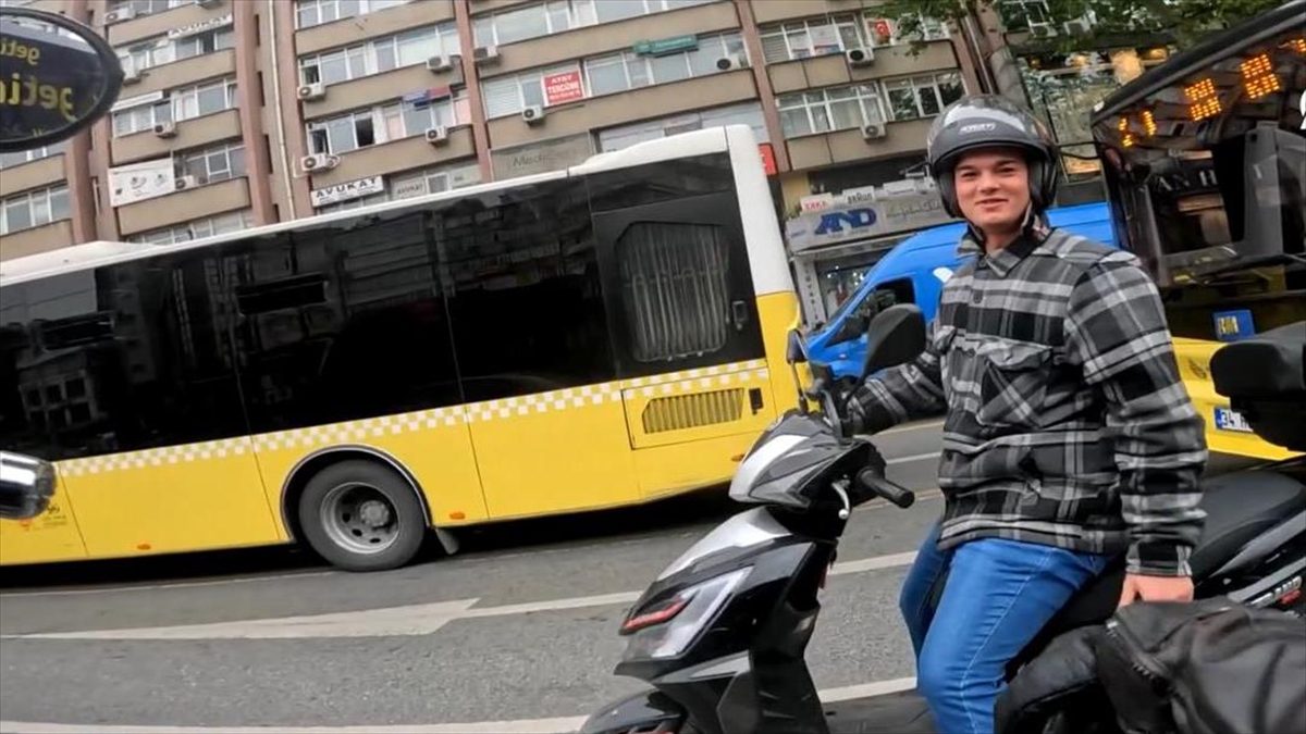 Kaza anı ve sonrası başka bir motosikletlinin kask kamerasınca görüntülendi.