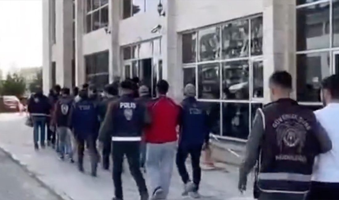 İçişleri Bakanı Ali Yerlikaya, FETÖ'ye yönelik 18 ilde düzenlenen "Kıskaç-17"