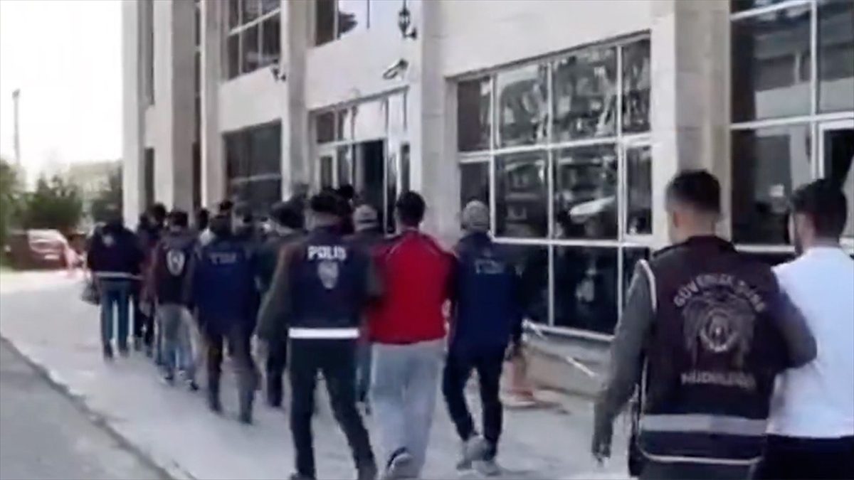 İçişleri Bakanı Ali Yerlikaya, FETÖ'ye yönelik 18 ilde düzenlenen "Kıskaç-17"