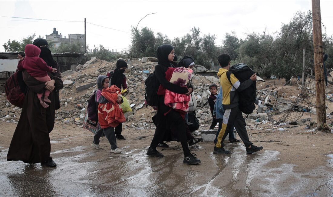 Filistin Kızılayı: İsrail'in muhtemel kara saldırısı sebebiyle binlerce kişi Refah'tan göç ediyor