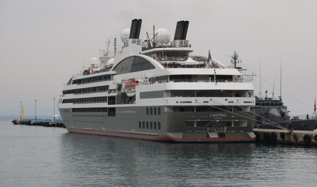 ANTALYA (AA) – Fransa bayraklı “L’austral” adlı kruvaziyer, 180 yolcusuyla