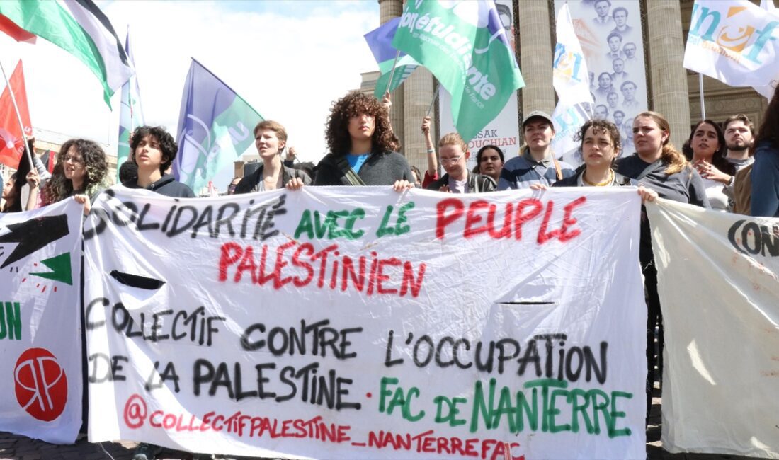 PARIS (AA) – Paris’te Pantheon Meydanı’nda toplanan Filistin destekçisi öğrenciler,