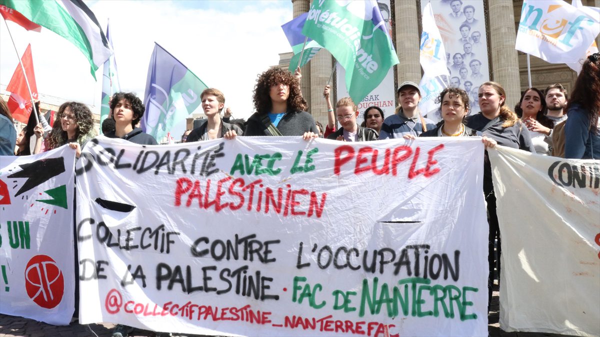 PARIS (AA) – Paris’te Pantheon Meydanı’nda toplanan Filistin destekçisi öğrenciler,