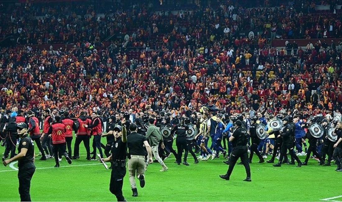 Trendyol Süper Lig'in 37. haftasındaki Galatasaray-Fenerbahçe derbisinin ardından yaşanan olaylara