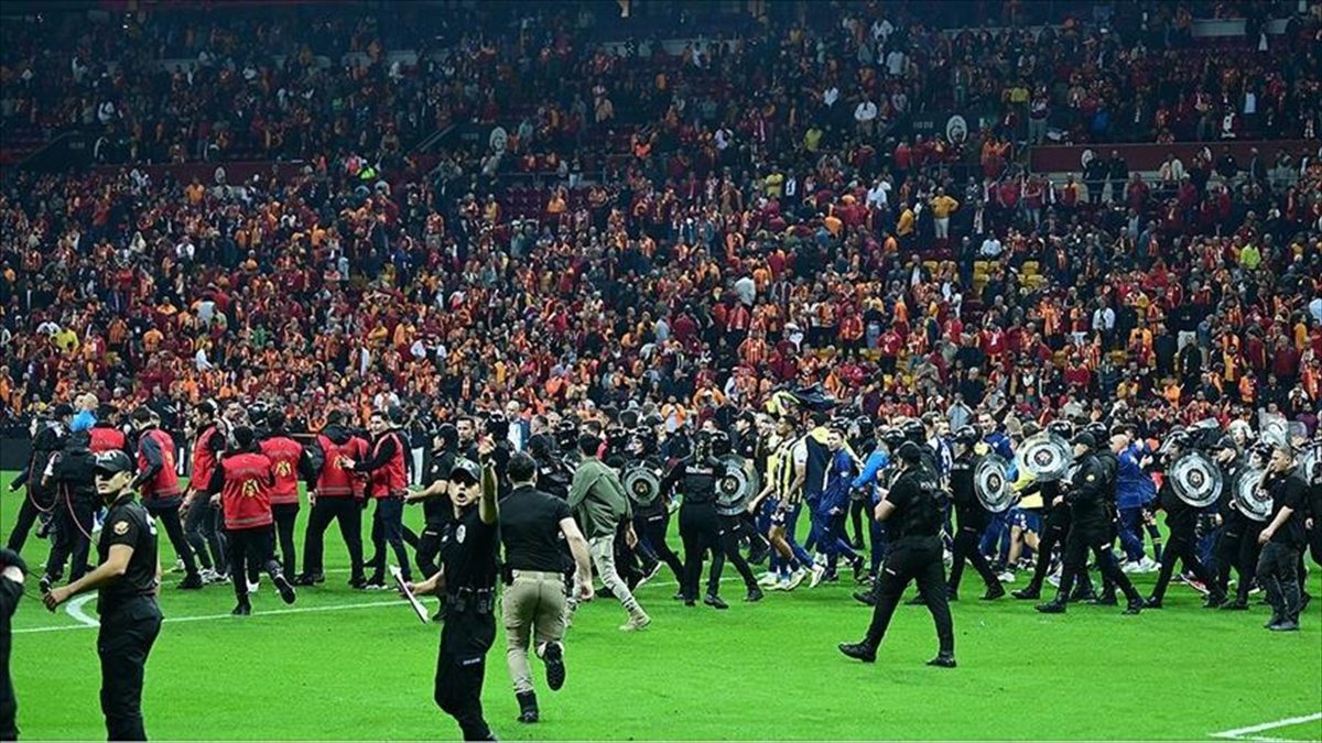 Trendyol Süper Lig'in 37. haftasındaki Galatasaray-Fenerbahçe derbisinin ardından yaşanan olaylara