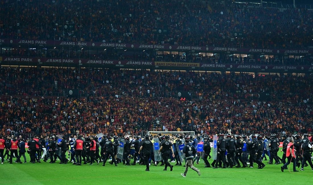 Galatasaray-Fenerbahçe maçında sahaya yabancı madde attıkları, stadyuma meşale ve torpil