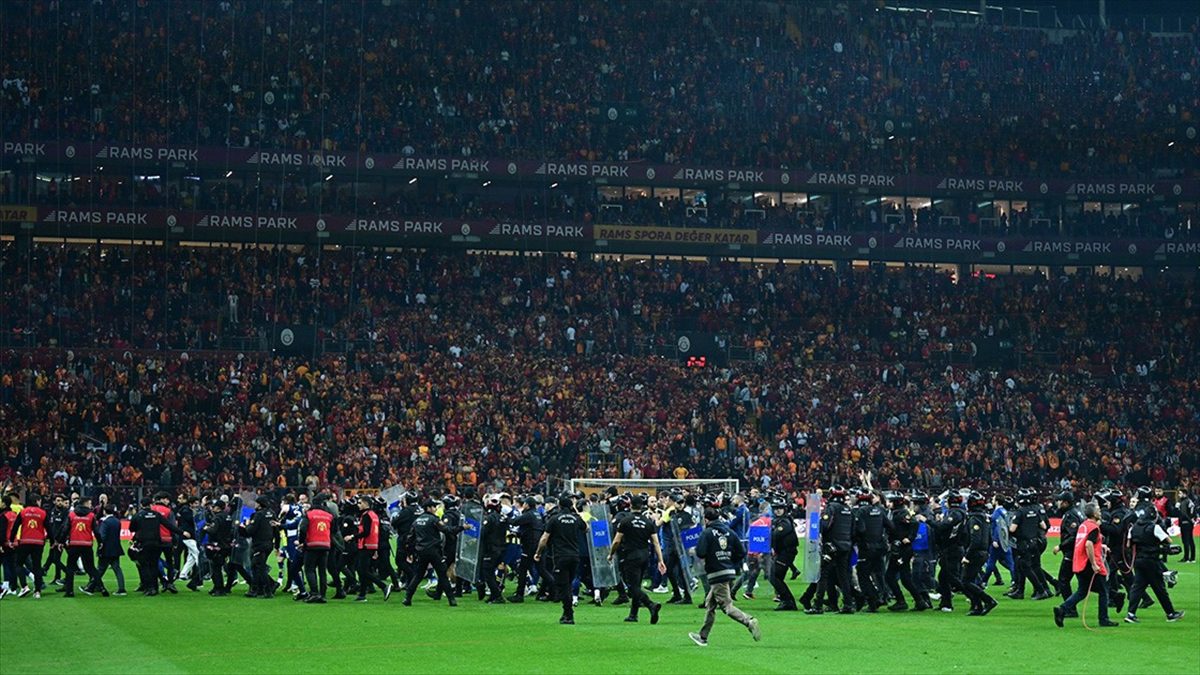 Galatasaray-Fenerbahçe maçında sahaya yabancı madde attıkları, stadyuma meşale ve torpil
