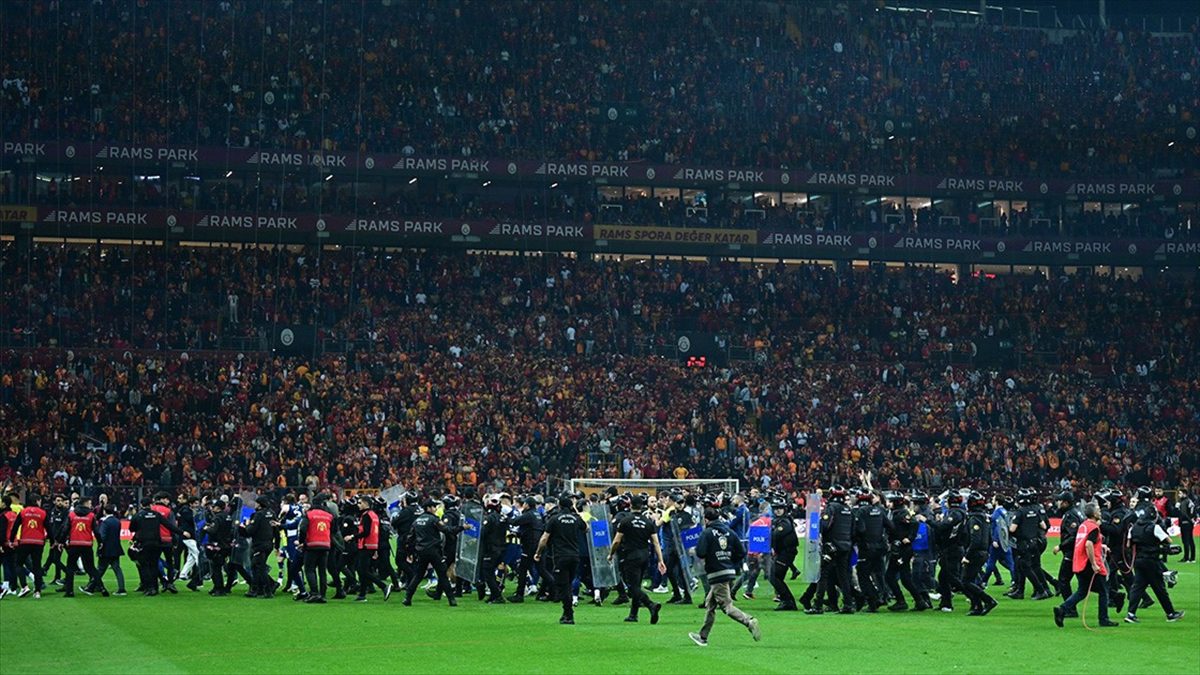 Galatasaray-Fenerbahçe derbisinde 35 taraftar hakkında işlem yapıldı