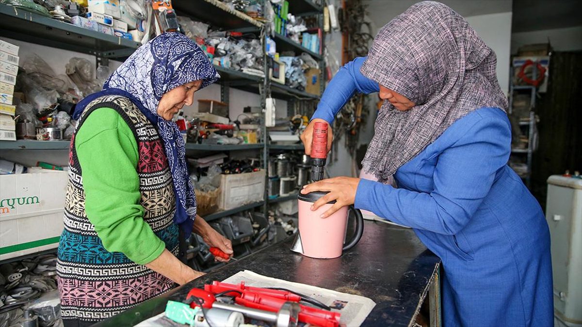 Konya'nın Ereğli ilçesinde eşinin vasiyeti üzerine elektrikli ev aletleri tamir
