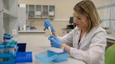 İzmir Yüksek Teknoloji Enstitüsü Moleküler Biyoloji ve Genetik Bölümünden mezun