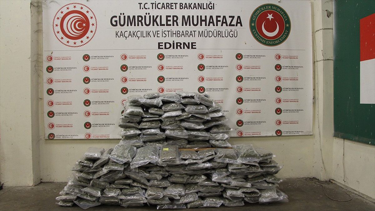 Ticaret Bakanlığı Gümrük muhafaza ekiplerince geçen ay 72 operasyonda 445