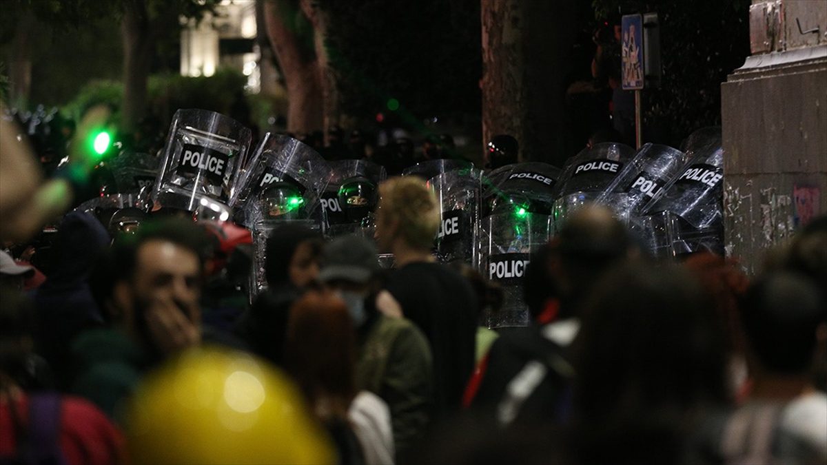 Gürcistan'da, "yabancı etkinin şeffaflığı" konulu yasa tasarısını protesto gösterisinde 63
