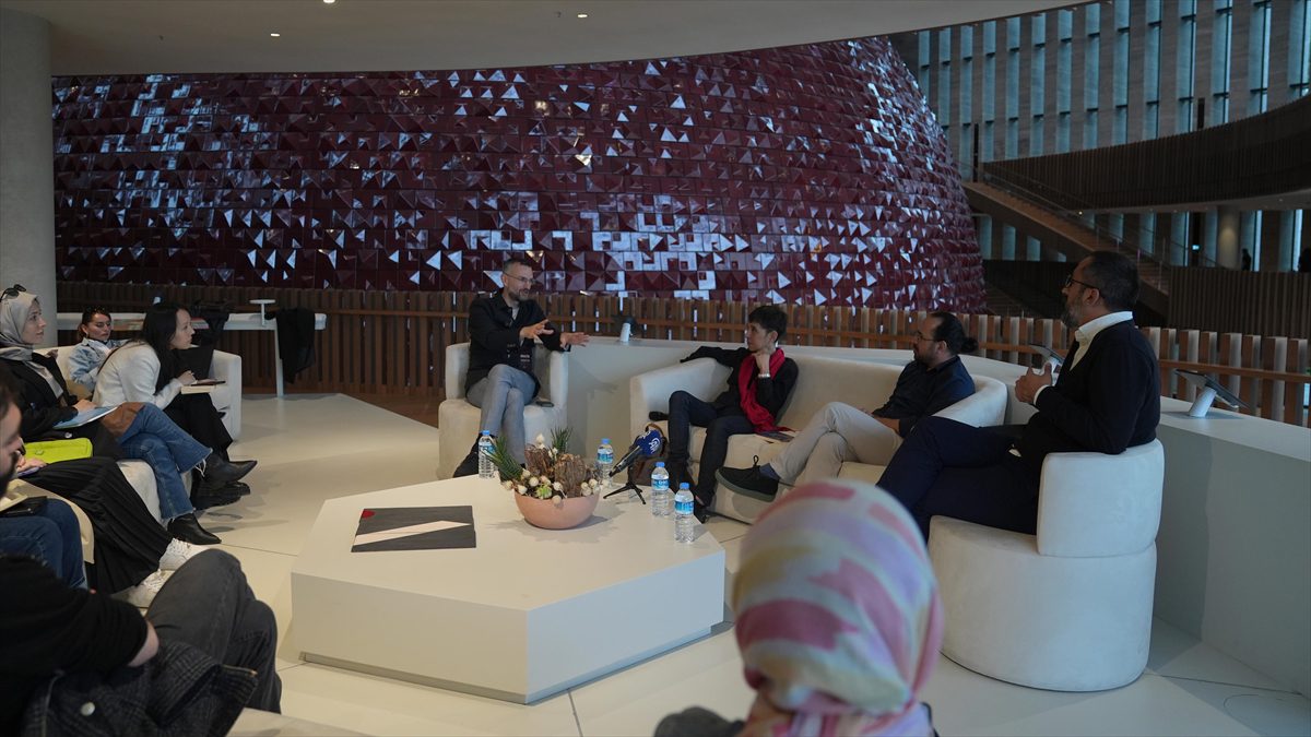 Samed Karagöz moderatörlüğünde AKM'de gerçekleştirilen panelde, yazar Fidan Terzioğlu, film