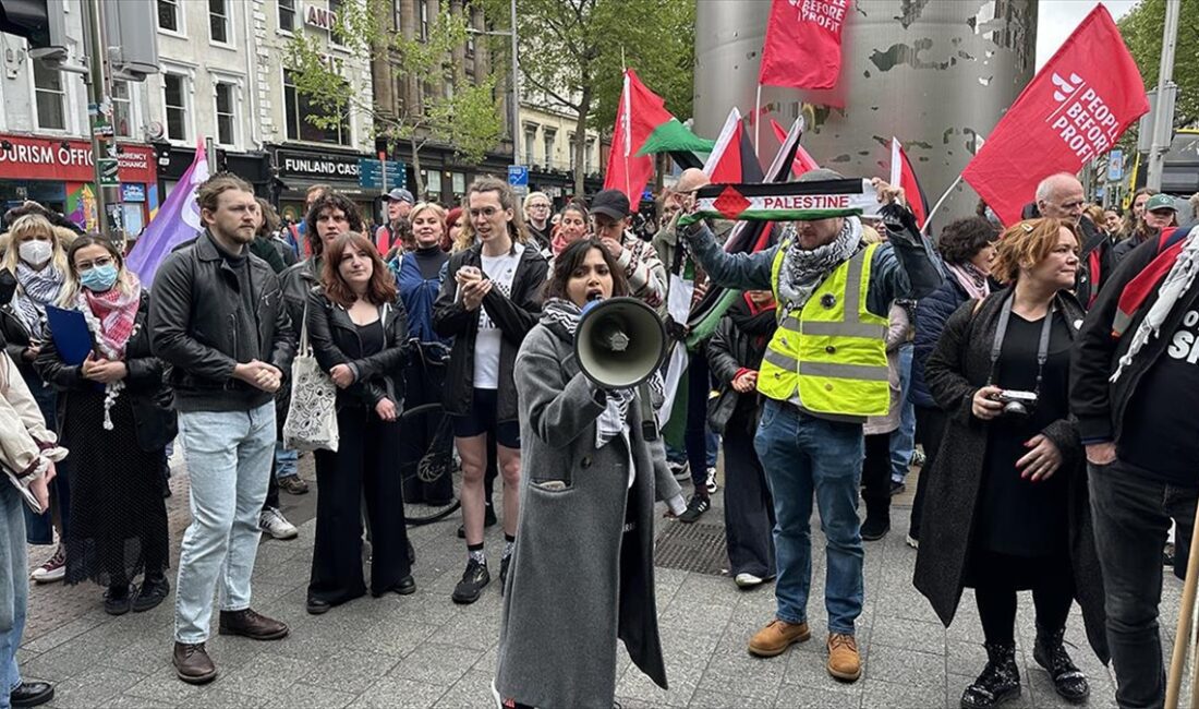 İrlanda'nın başkenti Dublin'de Trinity College öğrencileri ve bir grup aktivist,