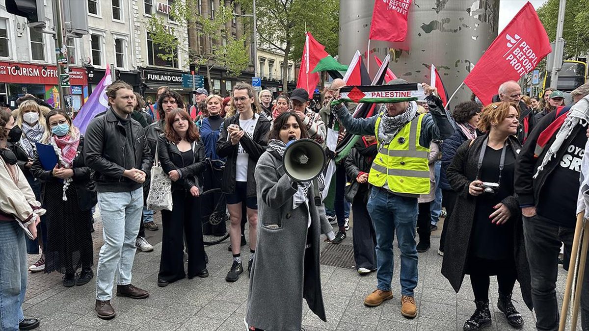 İrlanda'nın başkenti Dublin'de Trinity College öğrencileri ve bir grup aktivist,