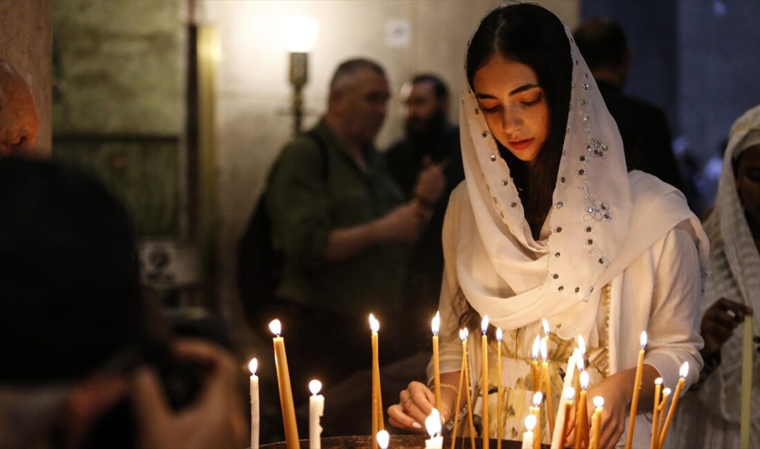 KUDÜS (AA) – Yüzlerce Hristiyan, “Kutsal Cuma” dolayısıyla İsrail polisinin