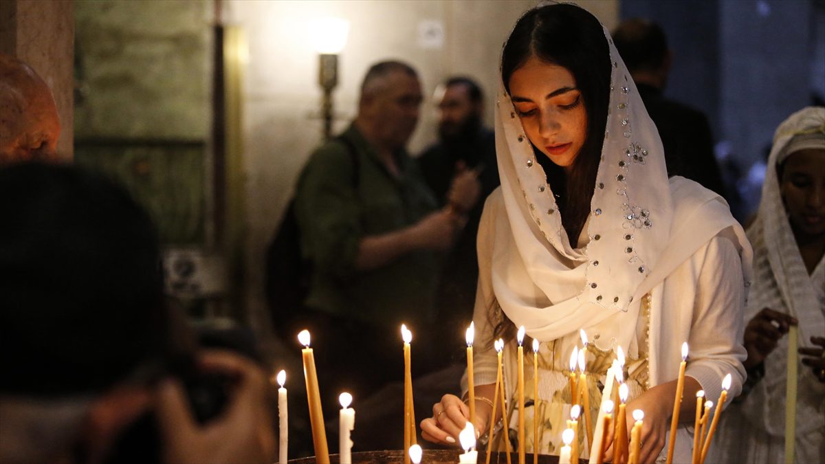 KUDÜS (AA) – Yüzlerce Hristiyan, “Kutsal Cuma” dolayısıyla İsrail polisinin