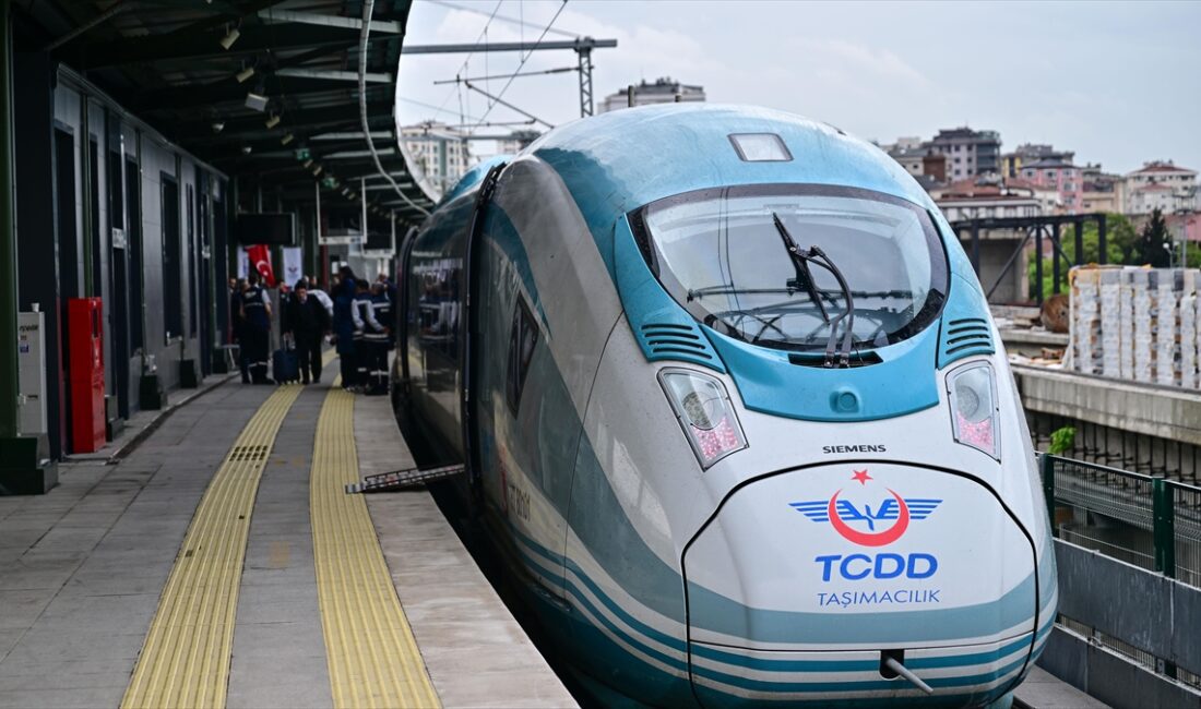 İstanbul-Sivas aktarmasız ekspres Yüksek Hızlı Tren Hattı'nın ilk seferi, düzenlenen