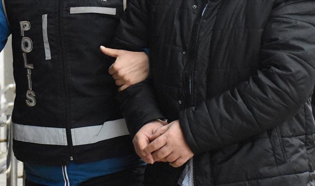 İstanbul'da 1 Mayıs Emek ve Dayanışma Günü'nde Saraçhane Meydanı'nda polislere