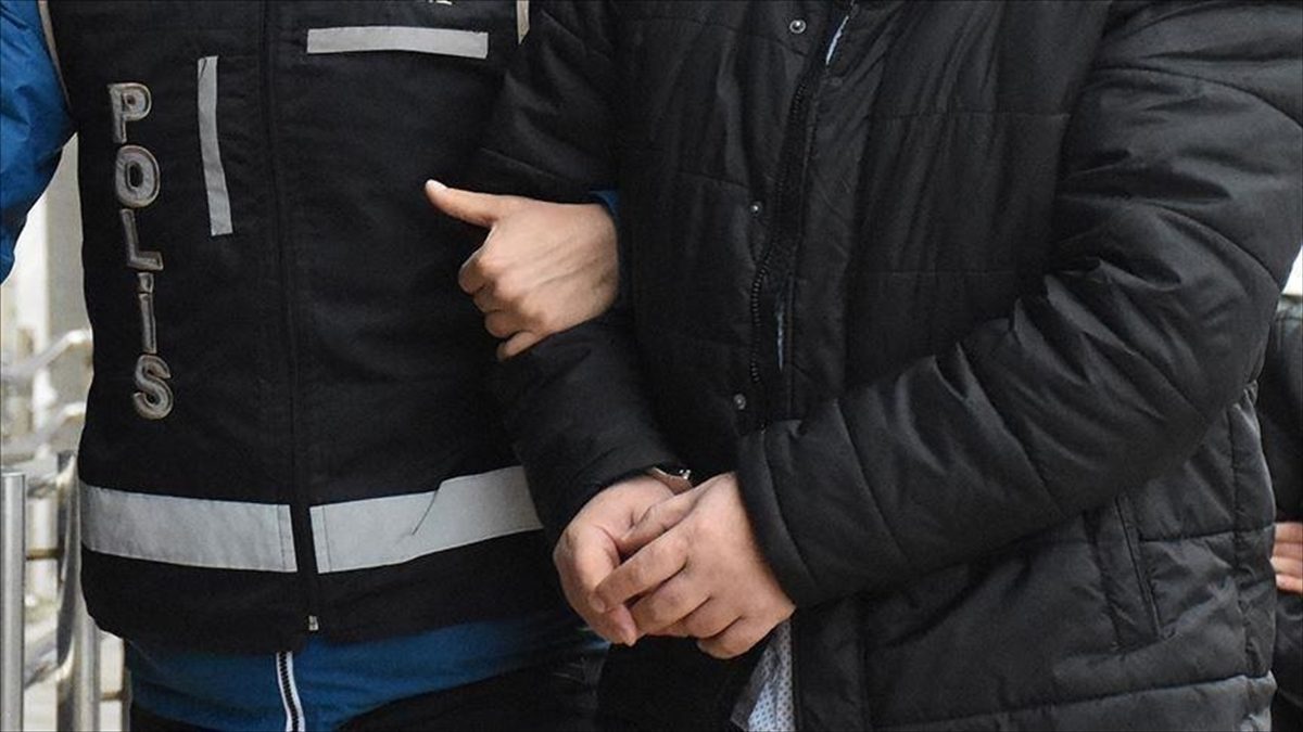 İstanbul'da 1 Mayıs Emek ve Dayanışma Günü'nde Saraçhane Meydanı'nda polislere
