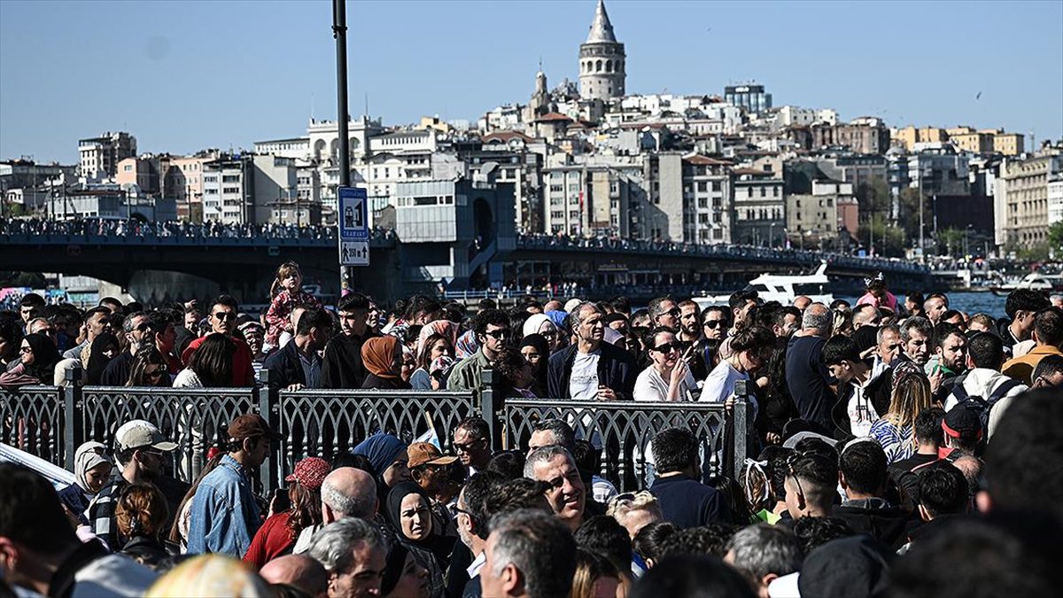 Türkiye'de doğurganlık seviyesinin, nüfusun kendini yenileme eşiği olan 2,1 seviyesinin