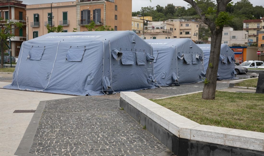 İtalya'nın Napoli kenti yakınlarında volkanik bir bölge olan Campi Flegrei'de