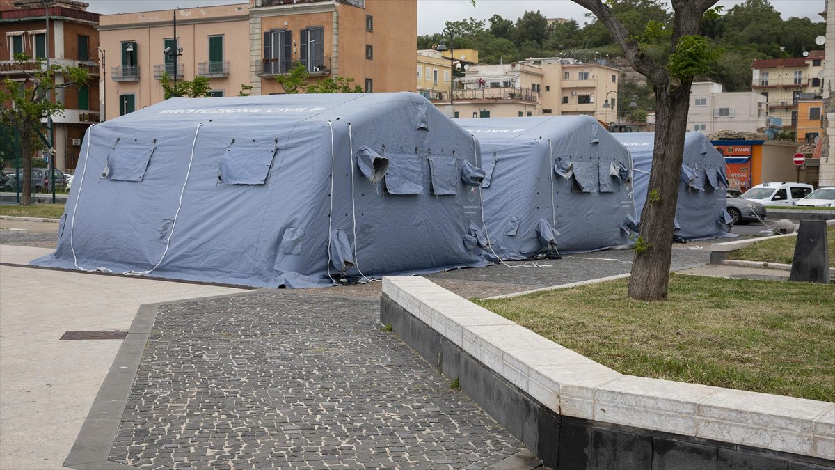 İtalya'nın Napoli kenti yakınlarında volkanik bir bölge olan Campi Flegrei'de