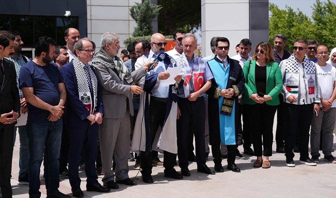 IZMIR (AA) – İzmir Bakırçay Üniversitesi yerleşkesinde bir araya gelen