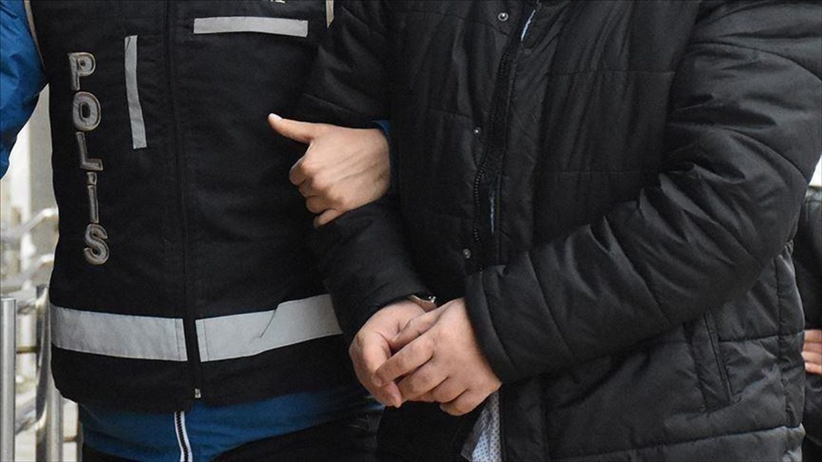 Cep telefonuyla görüntülenen olayda kedinin ölmesi ve çevredekilerin tepki göstermesi