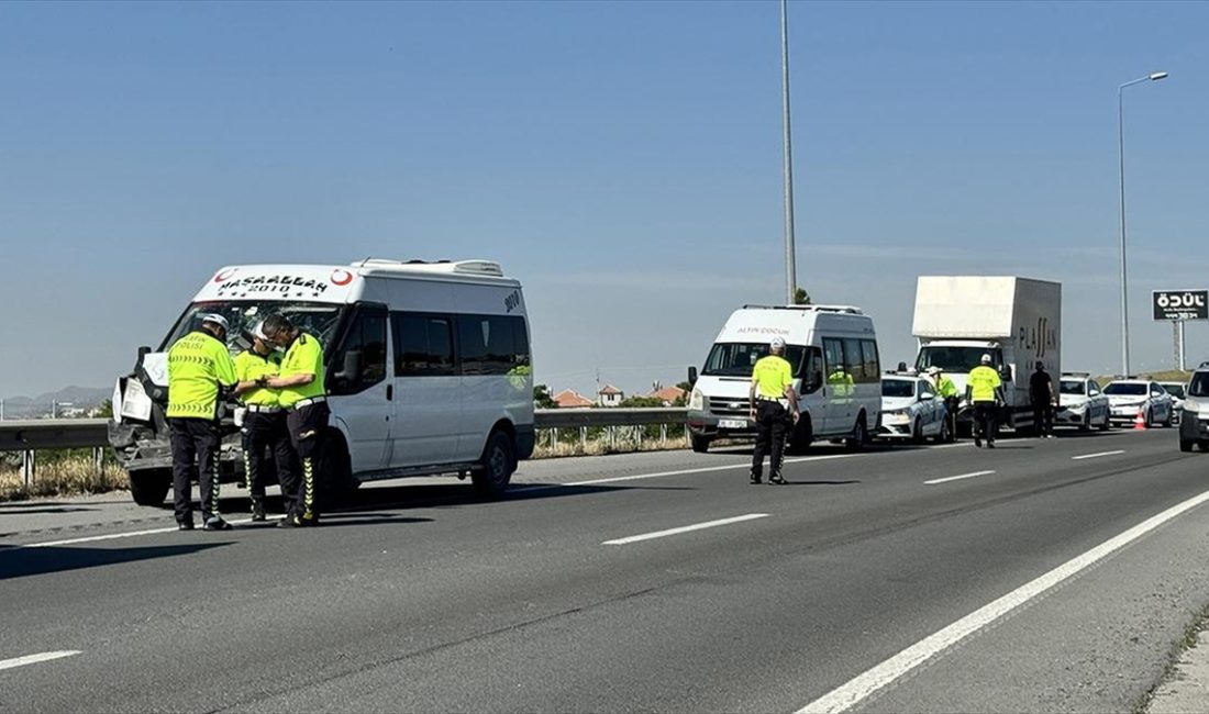 Kayseri'de 5 aracın karıştığı zincirleme trafik kazasında 10 kişi yaralandı.