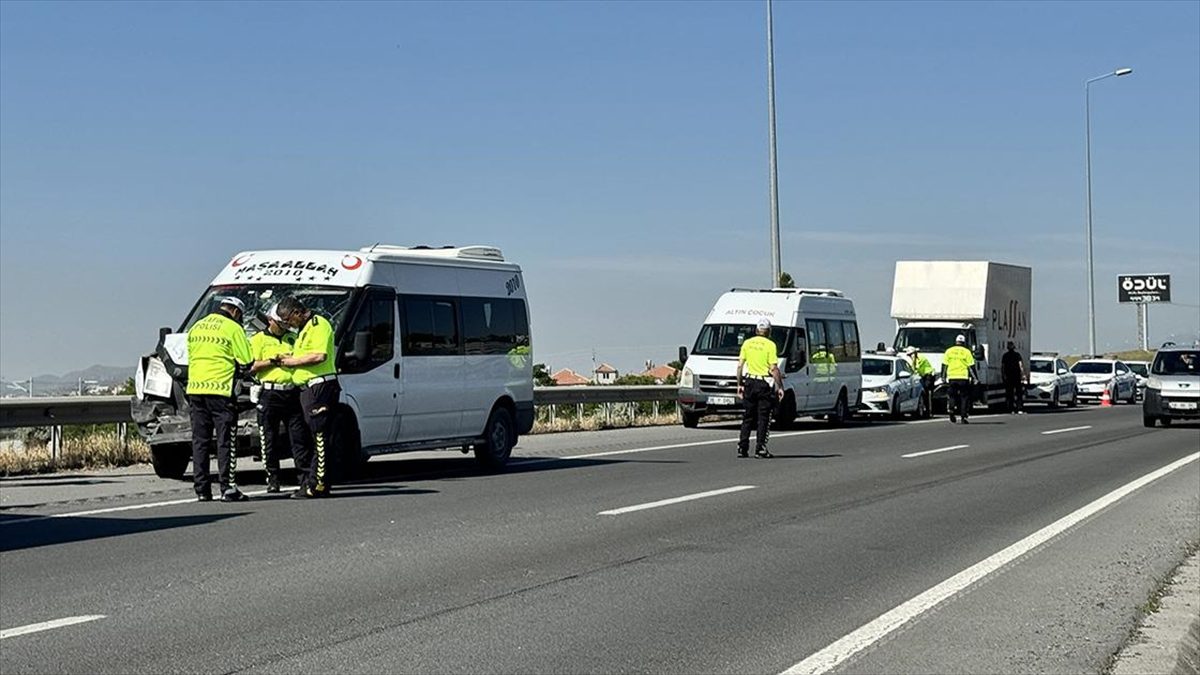 Kayseri'de 5 aracın karıştığı zincirleme trafik kazasında 10 kişi yaralandı.