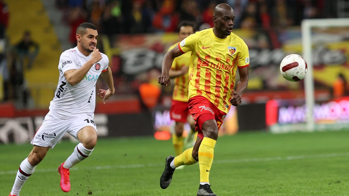 Mondihome Kayserispor-VavaCars Fatih Karagümrük maçı 2-2 berabere sona erdi.